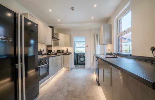 Double bed Room in a Shared House Main Photo