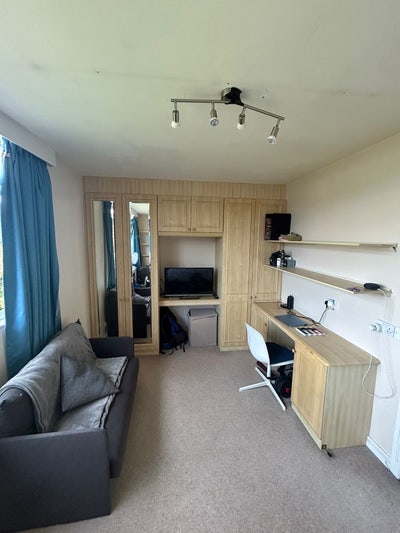 Bedrooms in a sunny spacious flat  Main Photo