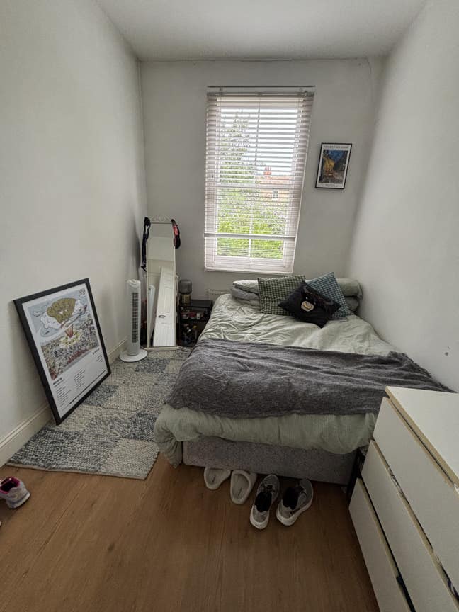 Double bedroom in spacious flat Main Photo