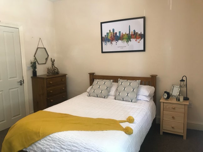 Very large room near train station - Sept Main Photo
