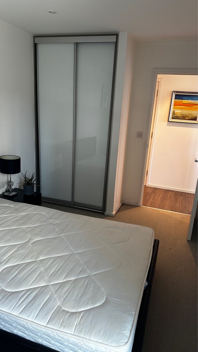Double room with private bathroom in a modern flat Main Photo