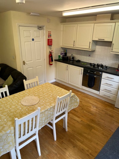 Room Available - 10 min walk to the Hospital  Main Photo