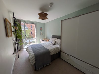 Double room in modern two bed flat, E3 postcode Main Photo