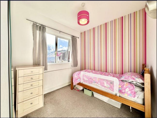 Spacious Furnished Room in Quiet Home- SK2 Main Photo