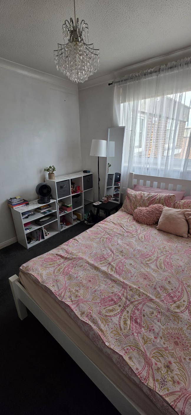 1 double room in a spacious 2 bedroom flat Main Photo