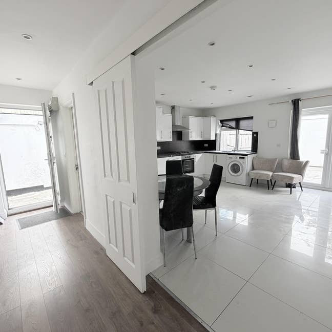 2 bed/2 bath - NW4 with garden and parking Main Photo