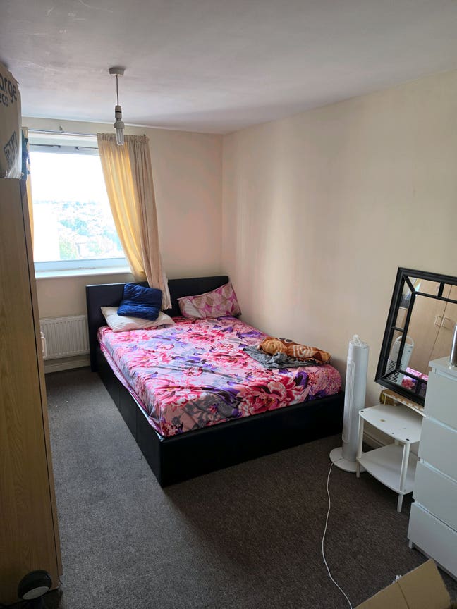 Double room available in 2 bedroom flat Main Photo