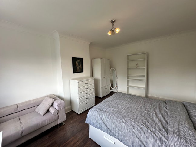 Large, nicely decorated double room Main Photo