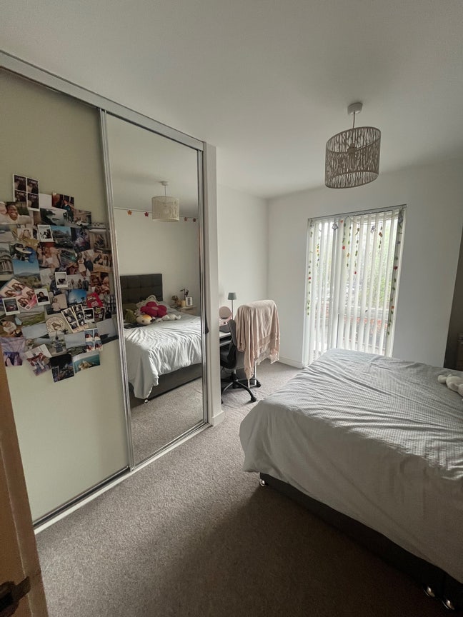 Room available in lovely flat in Lexington Gardens Main Photo