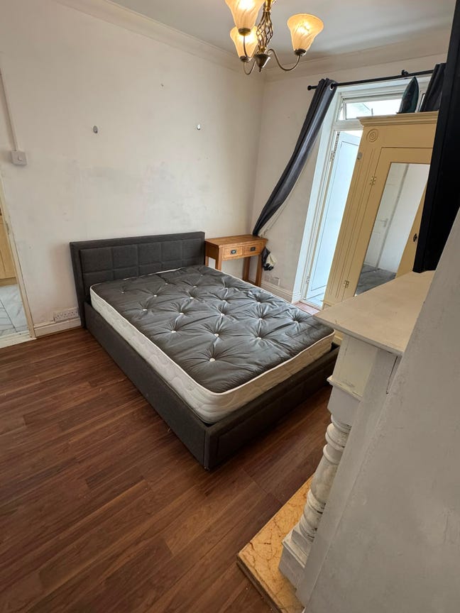 1 double bedroom with own kitchen and shower room/ Main Photo
