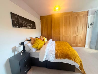 Spacious Extra Large Room in Purley | Excellent Tr Main Photo