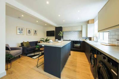 Lovely room available in six bed student house Main Photo