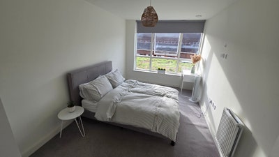 Central town- Large double room with own bathroom Main Photo