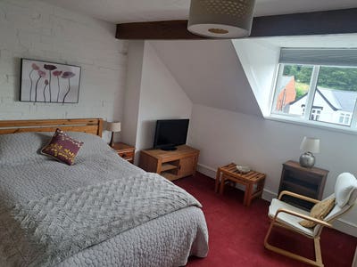 Large Light Double En-Suite Attic Room Main Photo
