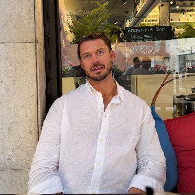 I am a professional male aged 32. I am lookin... Main Photo