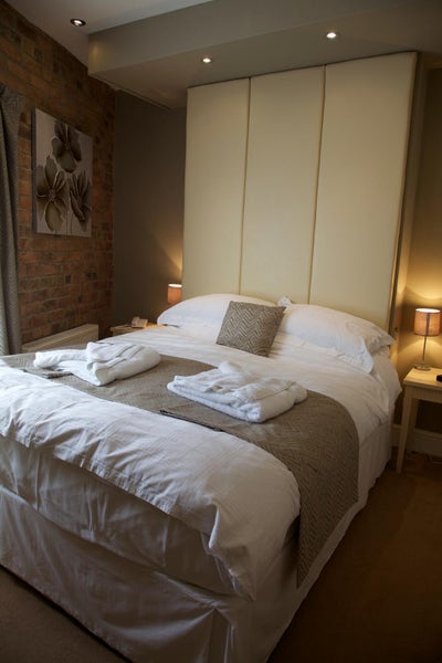 🏥 Double Bedroom with Ensuite | Wellington | 5‑mi Main Photo