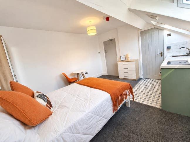 ** STUDIOS En Suites Near JQ - No Bills to Pay! Main Photo