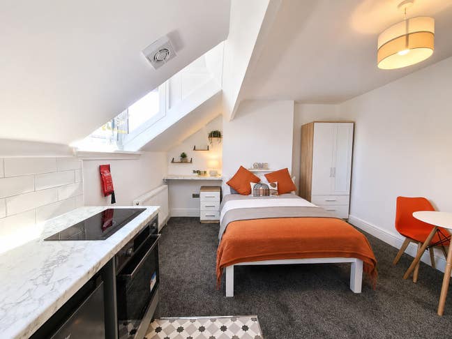 ** STUDIOS En Suites Near JQ - No Bills to Pay! Main Photo