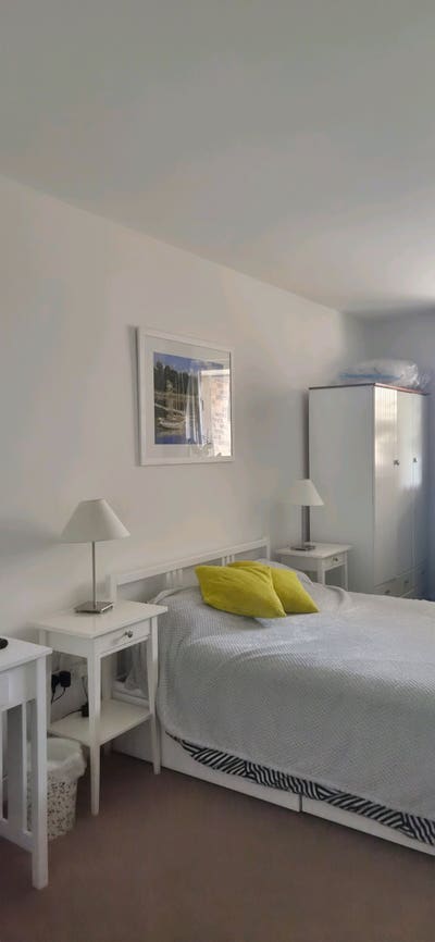 Spacious double room in a modern flat Main Photo