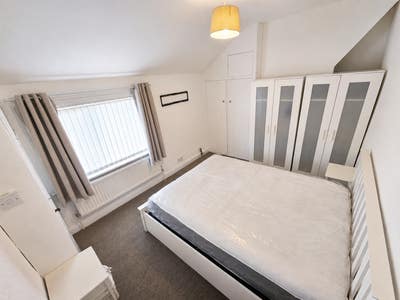 Room in Shared House - Queen Mary's Road Main Photo