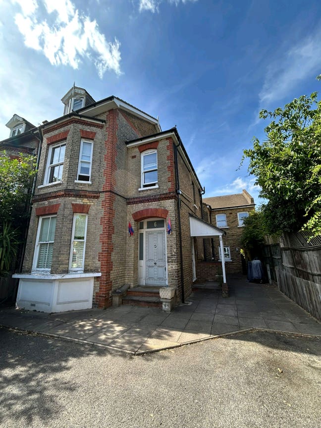 Lovely double room in Southfields Main Photo