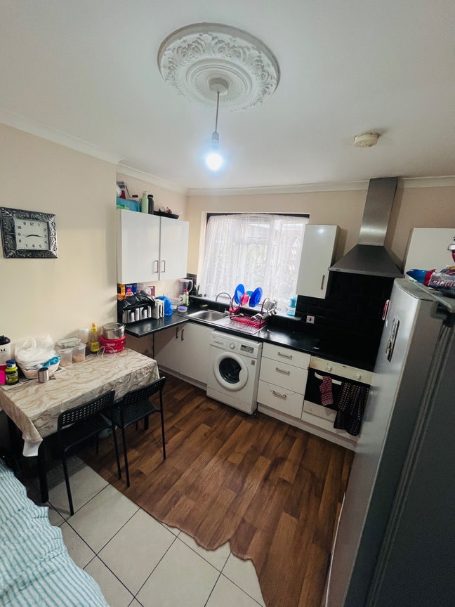 Double Room available in southall broadway  Main Photo