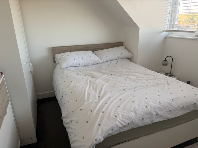 Large double bedroom/ensuite/garden,bills included Main Photo