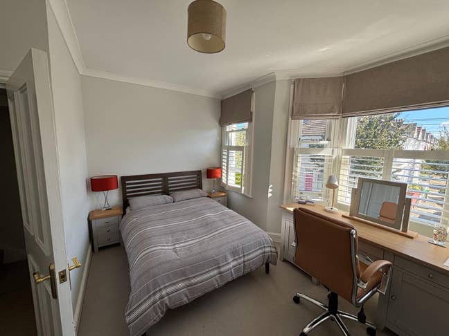 Spacious room in a house with brilliant amenities Main Photo