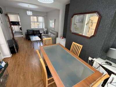 Double bedroom available in BT12 Main Photo