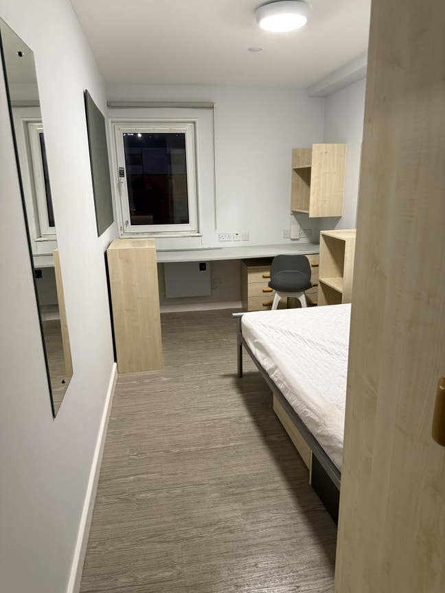 Summer Takeover: Ensuite Room near UoM Main Photo