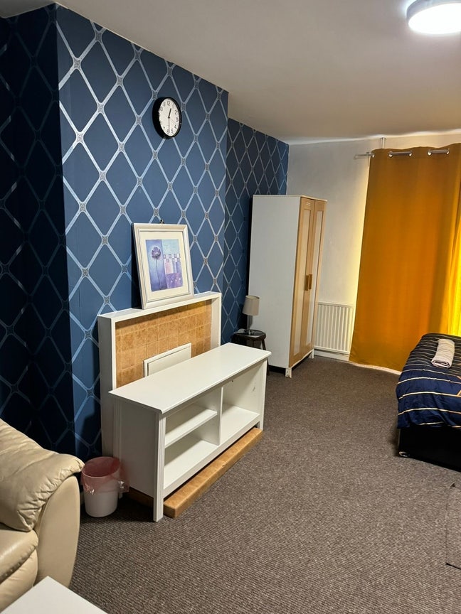 Very Large Big Double Room with 2 Single Beds  Main Photo