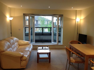 Luxurious 2-Bedroom Apartment Next to Underground Main Photo