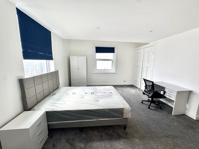 Modern 4 Bed House - Large Furnished Rooms  Main Photo