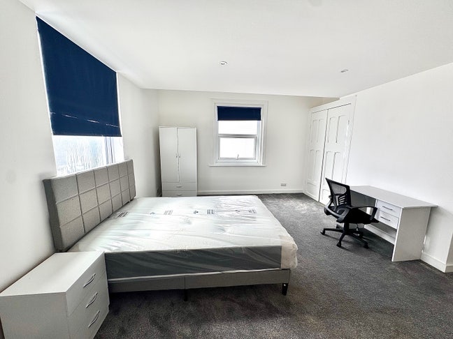 Modern 4 Bed House - Large Furnished Rooms  Main Photo