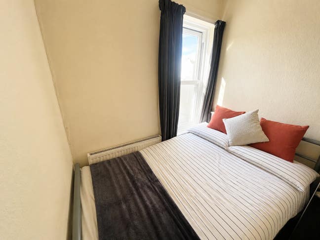 &pound;200 off on 1St Month Rent - All Bills Included  Main Photo