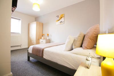 Stylish double Ensuite - All bills & &pound;250 OFF  Main Photo