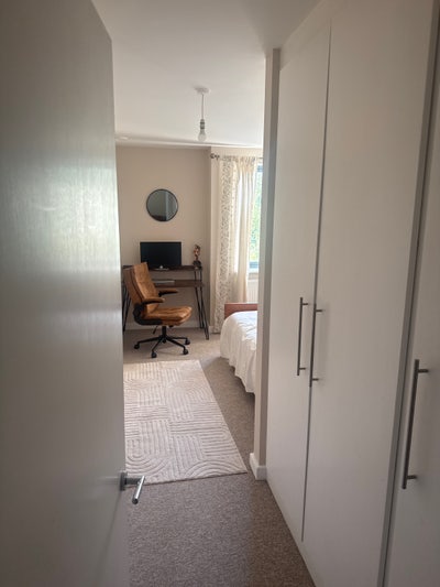 Spacious Double Room -Excellent Transport Links Main Photo