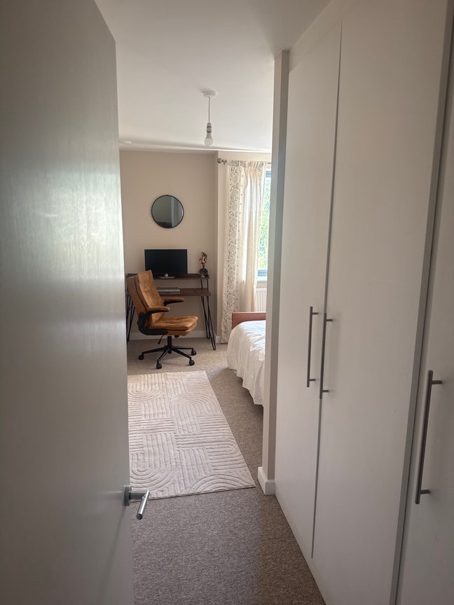 Spacious Double Room -Excellent Transport Links Main Photo