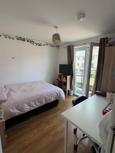 Looking for one flatmate to start our tenancy Main Photo