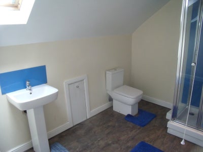 ST6. Large Double bedroom + Sofa with parking Main Photo