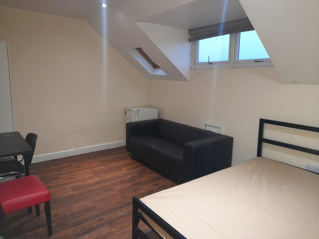 ST6. Large Double bedroom + Sofa with parking Main Photo