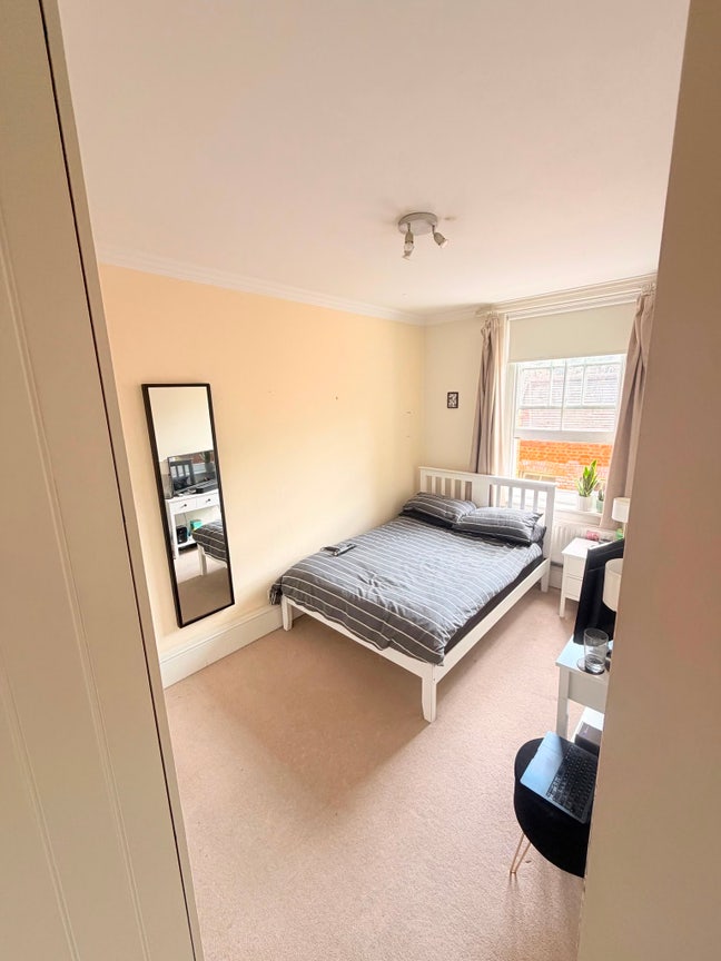 Bright & spacious room in Kennington 3 beds flat.  Main Photo