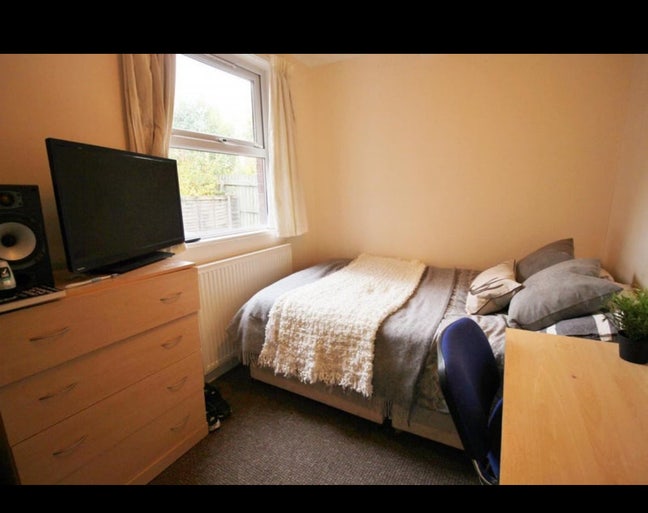 Room available immediately- Headingley- &pound;495 month Main Photo