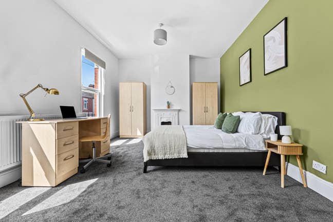 Rooms available in beautiful new househare Main Photo
