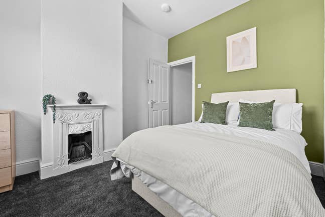 Room  available in beautiful new househare Main Photo