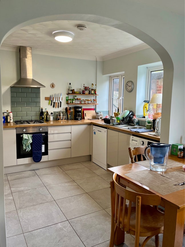 Single room in clean and friendly house Main Photo
