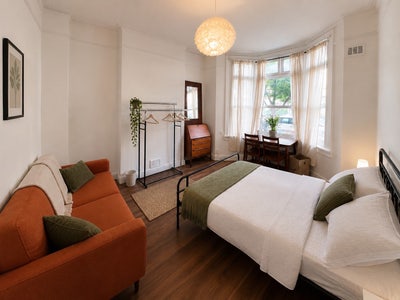 Bright double rooms available Queens Park  Main Photo
