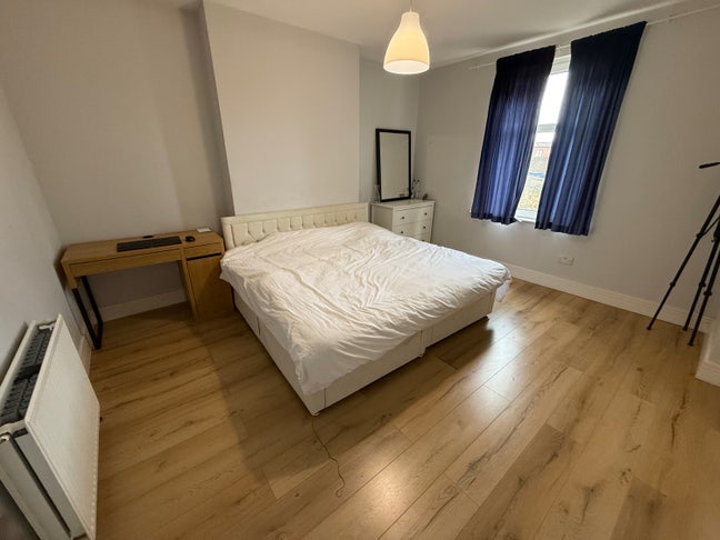 Large Double Room In Shared Apartment  Main Photo