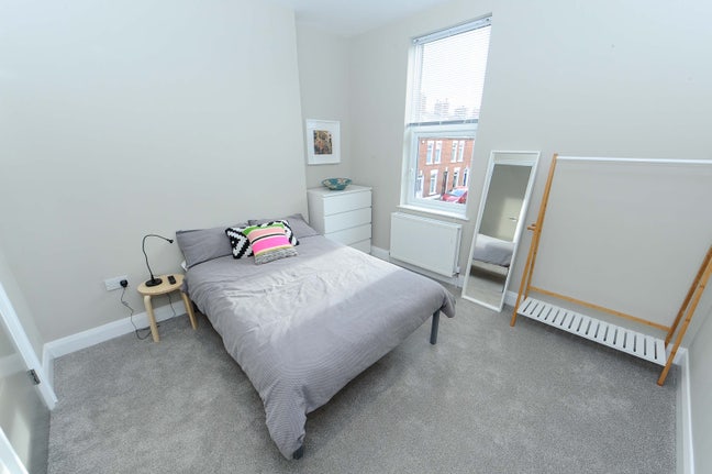 Fantastic Modern En-Suite Room Bills Inc Main Photo