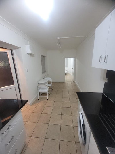 1 bed flat with private entrance  bills included Main Photo